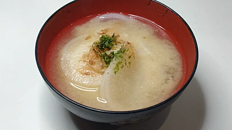 我が家のあん餅雑煮（香川県丸亀、円龍寺）。あん餅が白みそ仕立てのお汁と輪切りのダイコンの下に隠されている