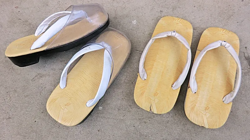 お坊さんの私がお参りの時、普段履いている履き物。雨の日用（左）と晴れの日用（右）